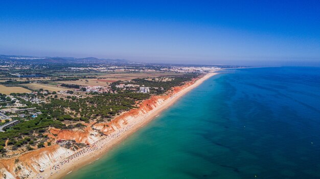アルガルヴェビーチの空撮。ポルトガルの上から見た美しいファレシアビーチ。夏休み