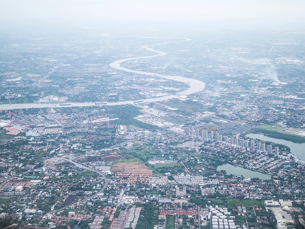 вид с воздуха на город Бангкок и реку Чао Прайя с наложением утреннего тумана