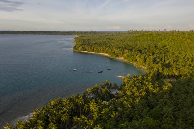 인도네시아의 하얀 모래와 청록색 맑은 물이있는 해변의 공중보기