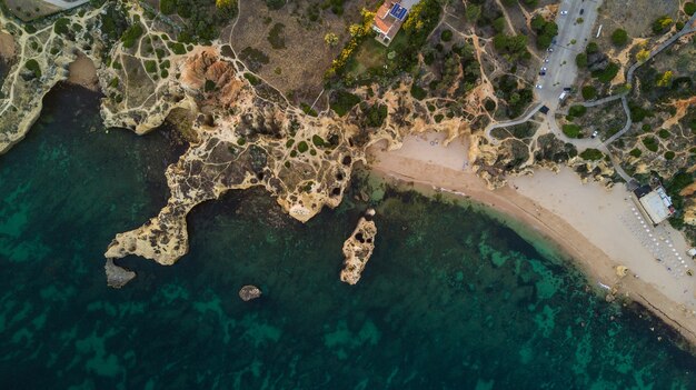 해안 Algarve 해안, 포르투갈의 아름 다운 해변의 공중보기. 포르투갈 해변 위의 개념입니다. 여름 방학