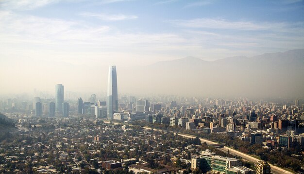 Вид с воздуха на красивый город Сантьяго в Чили