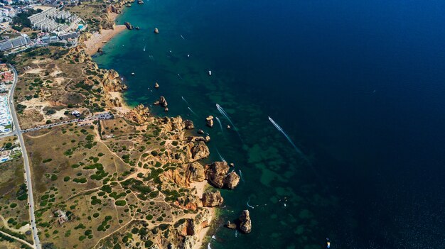 포르투갈 Algarve 해안 라고스 도시 근처의 아름다운 절벽과 해변의 공중보기