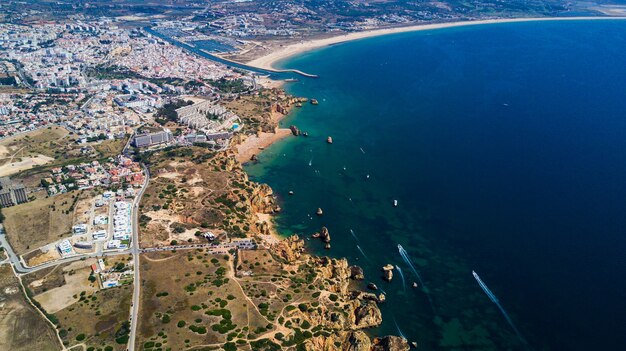 포르투갈 Algarve 해안 라고스 도시 근처의 아름다운 절벽과 해변의 공중보기