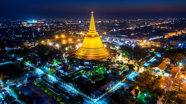 夜の美しいグローデンパゴダの空撮。タイ、ナコンパトム県のプラパトムチェディ寺院。