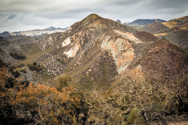 米国カリフォルニア州の中央海岸でキャプチャされた美しい山々の空撮