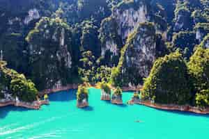 Foto gratuita vista aerea di belle montagne nella diga di ratchaprapha al parco nazionale di khao sok, provincia di surat thani, thailandia.