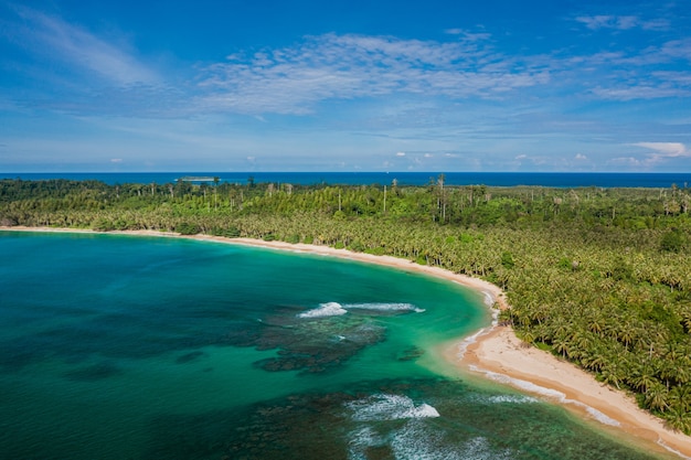 Вид с воздуха на красивый тропический пляж с белым песком и бирюзовой чистой водой в Индонезии
