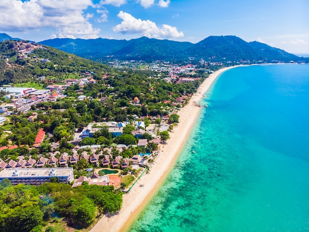 Free photo aerial view of beautiful tropical beach