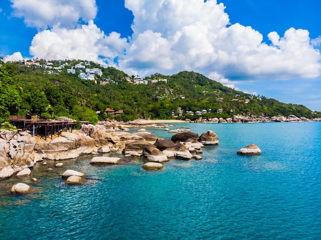 Free photo aerial view of beautiful tropical beach