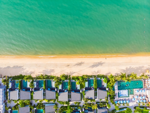 Foto gratuita veduta aerea della bellissima spiaggia tropicale