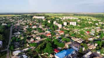 Foto gratuita vista aerea del bellissimo villaggio immerso nella natura