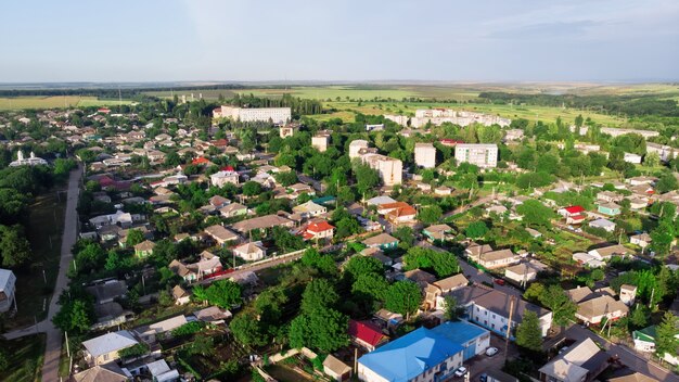 Вид с воздуха на красивую деревню в окружении природы