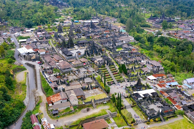 Foto gratuita vista aerea del tempio di besakih a bali, indonesia