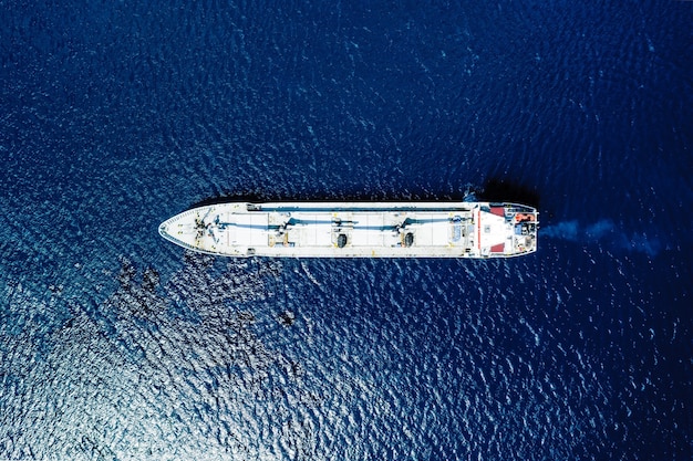 Вид с воздуха на синее море и лодку