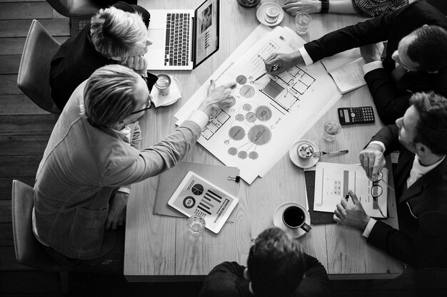 Free photo aerial view of business people brainstorming together