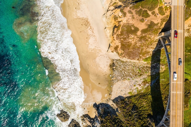 モントレー郡のビッグサーにあるカリフォルニアビクスビー橋の航空写真