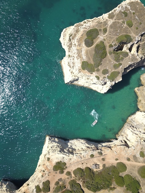 Foto gratuita vista aerea del mare calmo e delle scogliere in una giornata di sole