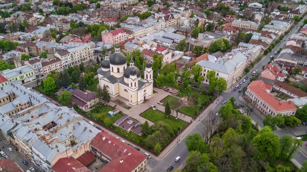 西ウクライナの上からチェルニウツィー市歴史地区の空撮。