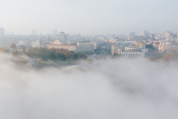 Вид с воздуха на город в тумане