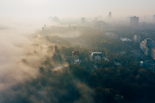 Вид с воздуха на город в тумане