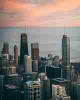 Free photo aerial view of a cityscape with tall skyscrapers in chicago, usa