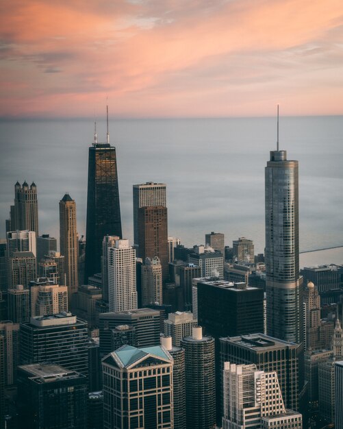 Вид с воздуха на городской пейзаж с высокими небоскребами в Чикаго, США