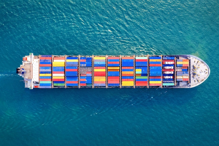 Бесплатный Фотография вид с воздуха на контейнеровоз в море.