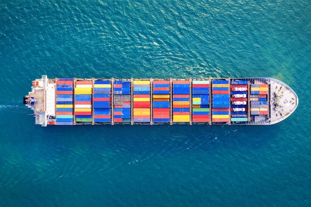 Вид с воздуха на контейнеровоз в море.