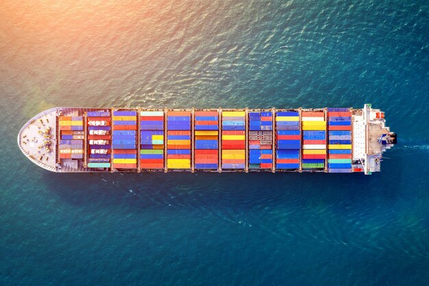 Вид с воздуха на контейнеровоз в море.