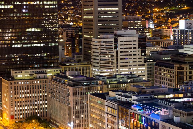 Вид с воздуха на корпоративные небоскребы в городе