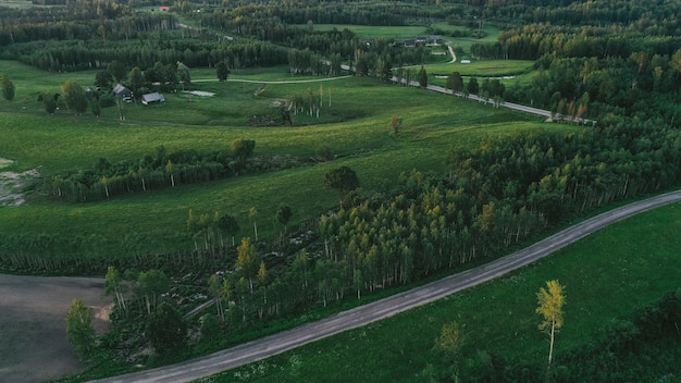 Вид с воздуха на сельскую местность и дорогу