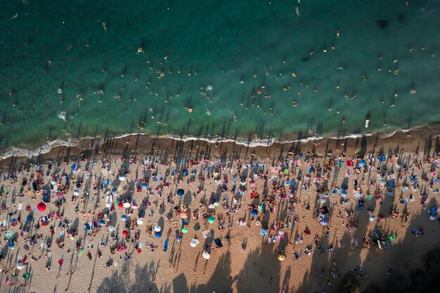 夏の日のビーチの人々の群衆の空撮
