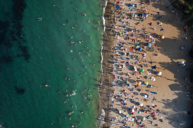 ビーチの人々の群衆の空撮