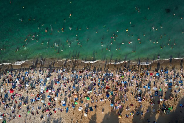 ビーチの人々の群衆の航空写真