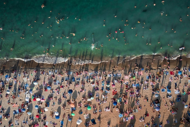 ビーチの人々の群衆の航空写真