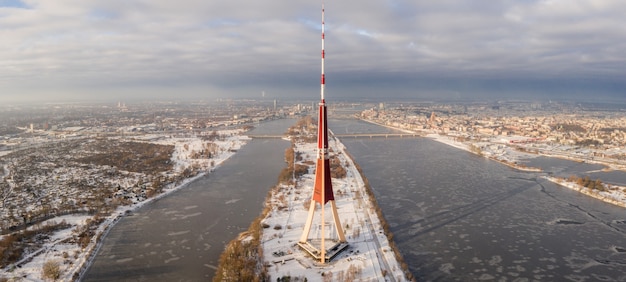 Foto gratuita vista aerea del fiume daugava e degli edifici a riga, lettonia in inverno