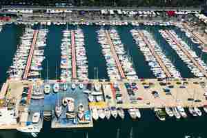 Foto gratuita veduta aerea di yacht attraccati a port olimpic. barcellona