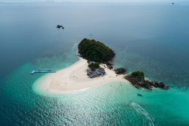 태국 푸켓의 코카이 섬(koh Khai Island)에서 공중 보기 드론 카메라 놀라운 작은 섬의 아름다운 열대 모래 해변 풍경 보기 프리미엄 사진