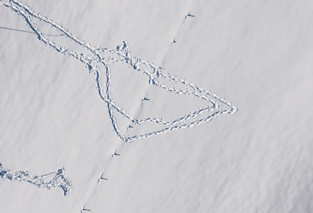 Foto gratuita vista aerea delle impronte sulla neve in inverno