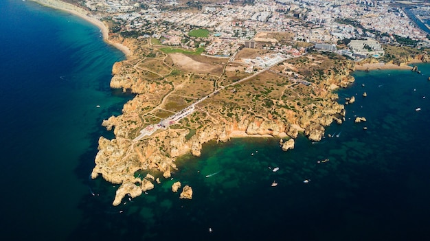 Вид с воздуха от Понта-да-Пьедаде в Лагуше, побережье Алгарве, Португалия