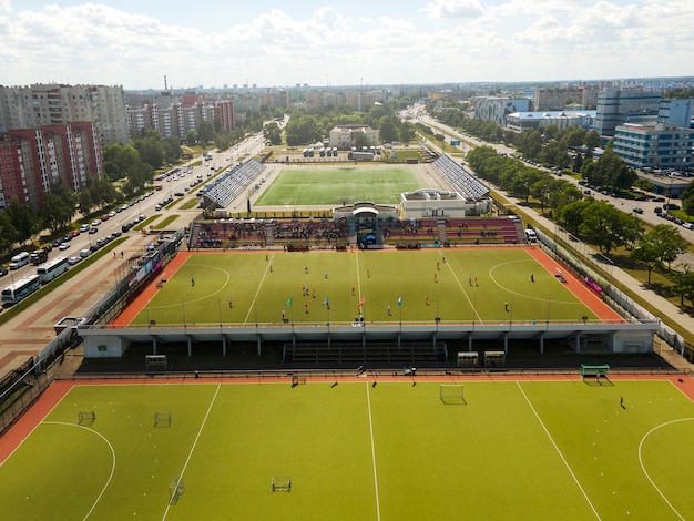 Вид с воздуха на травяное поле для хоккея