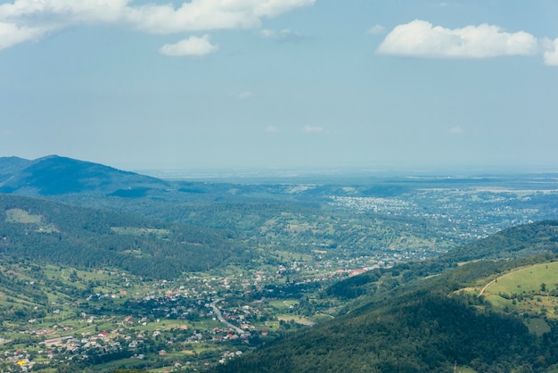 町と緑の山の谷の空撮