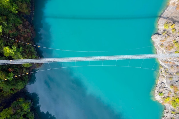 モンティナード湖近くのドラク川を渡るヒマラヤの歩道橋の空撮