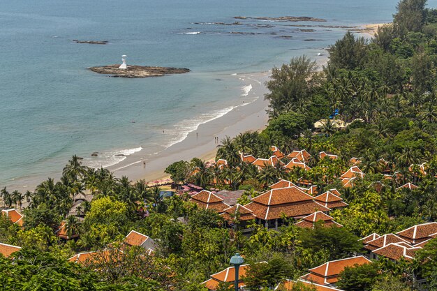 Free photo aerial view of houses near the beach