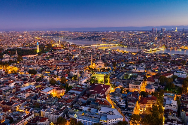 Вид с воздуха на город Стамбул на рассвете в Турции.