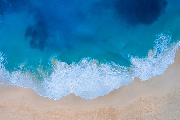 Вид с воздуха на пляж Келингкинг на острове Нуса Пенида, Бали в Индонезии
