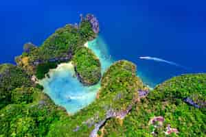 Free photo aerial view of koh hong island in krabi, thailand.