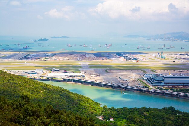 Вид с воздуха на мост на острове Лантау и океан в Гонконге в летней атмосфере