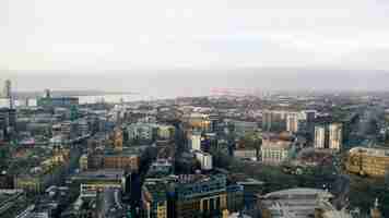Foto gratuita veduta aerea del liverpool da un punto di vista regno unito edifici antichi e moderni