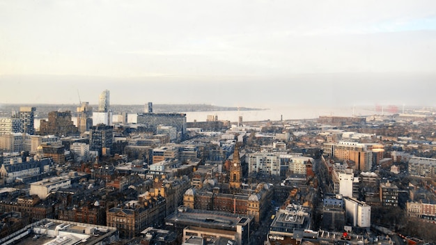 Вид с воздуха на Ливерпуль со смотровой площадки Соединенное Королевство Старые и современные здания